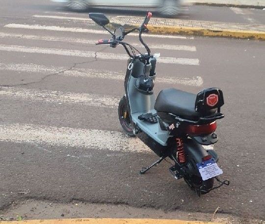 Adolescente fica ferido em colisão entre carro e motoneta elétrica no Centro de Toledo