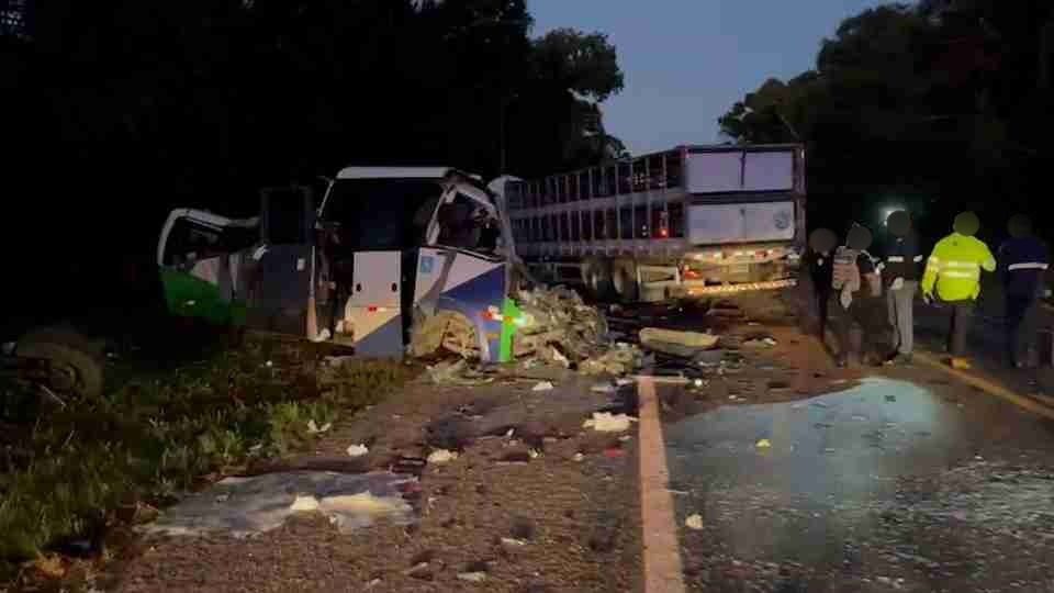 PRF confirma 23ª morte em grave acidente entre micro-ônibus e caminhão na BR-373