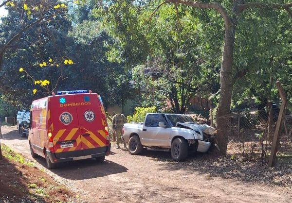 Motorista foge da BPFron, bate em árvore e é detido com cerca de 900 celulares em Toledo
