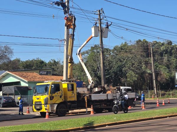 Poste atingido em dois acidentes fatais na Avenida Cirne Lima muda de lugar; motivo é obra de ciclovia