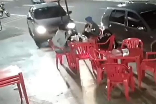 Carro invade calçada, atropela homem em lanchonete e deixa vítima gravemente ferida em Umuarama