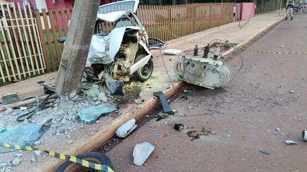 Motorista fica gravemente ferido após carro bater em poste na Avenida Ministro Cirne Lima, em Toledo