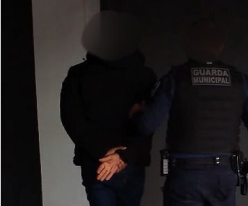Homem é preso após descumprir medida protetiva e agredir mulher em Toledo