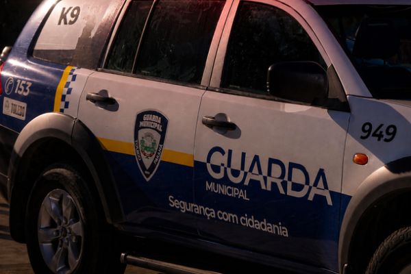 Estabelecimento é invadido e tem garrafas e cadeiras danificadas em Toledo