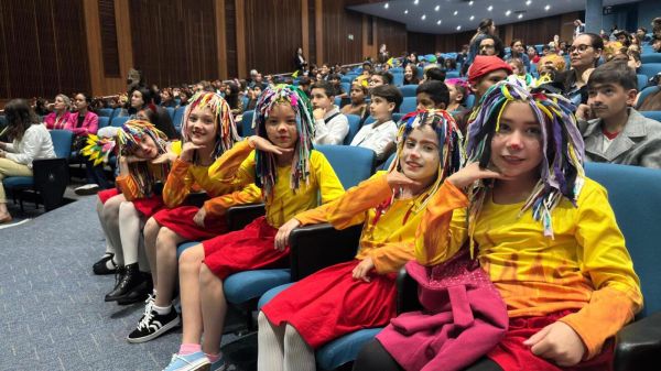 Festiarte reúne alunos da Rede Municipal no Teatro de Toledo