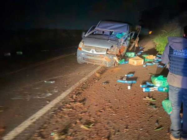 PF divulga detalhes sobre grave acidente com van com cigarros que capotou durante fuga na BR-163