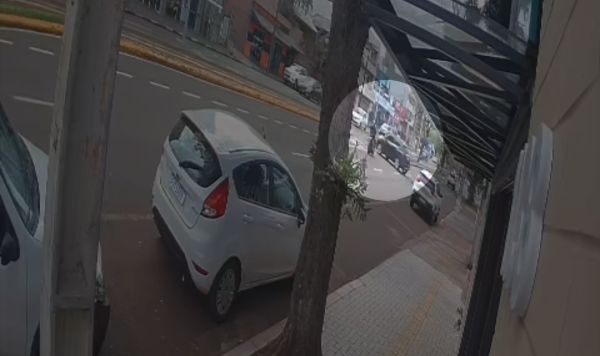 Câmera registra grave acidente que deixou motociclista e passageira feridos em Toledo