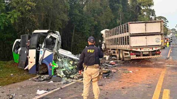 Batida entre ônibus e carreta  deixa 22 mortos no Paraná